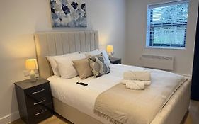 Sale Road Serviced Apartments Near Airport & Trafford Centre