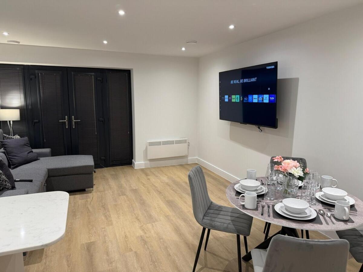Sale Road Serviced Apartments Near Airport & Trafford Centre Wythenshawe Room photo
